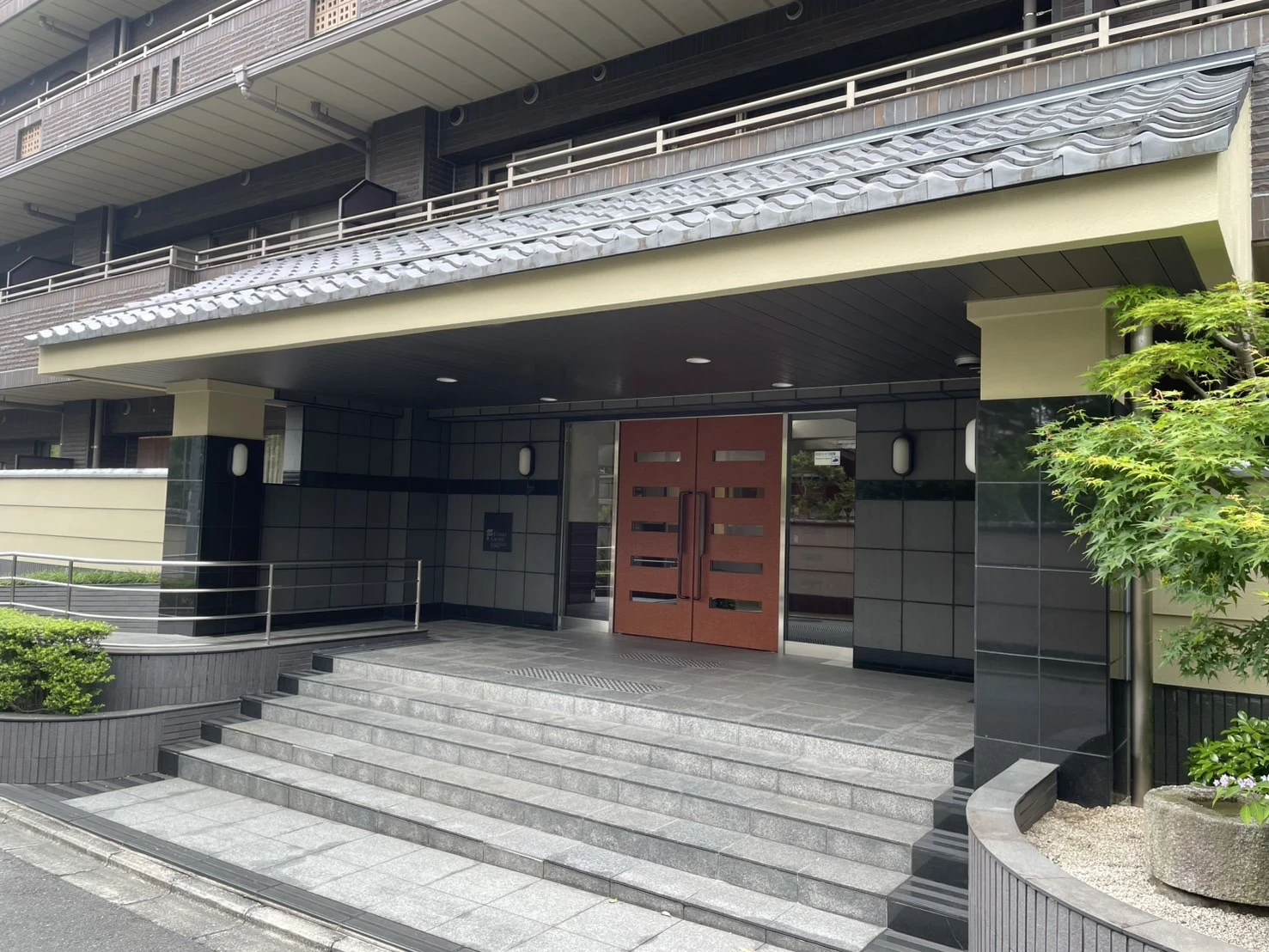 ファミール・グラン岡崎東山荘　エントランス